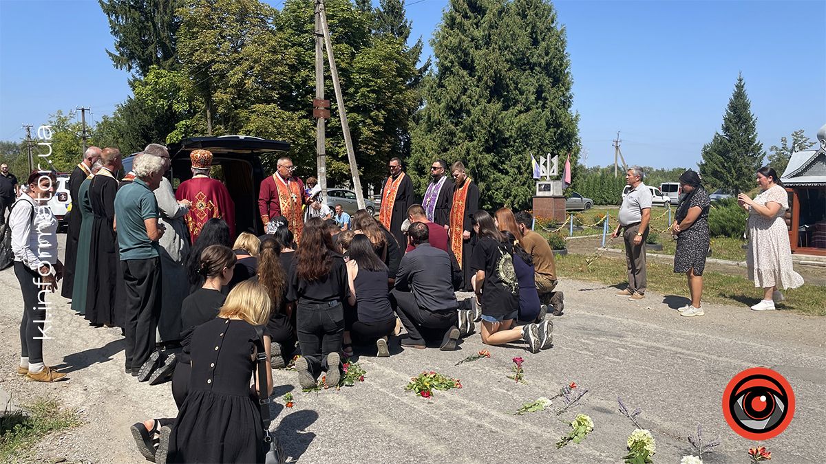 У Княждворі численна громада навколішки зустрічала Героя Максима Лесюка 6