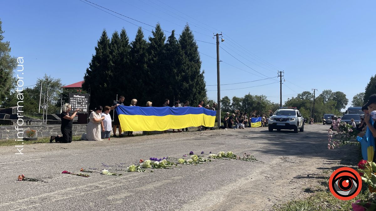 У Княждворі численна громада навколішки зустрічала Героя Максима Лесюка 4