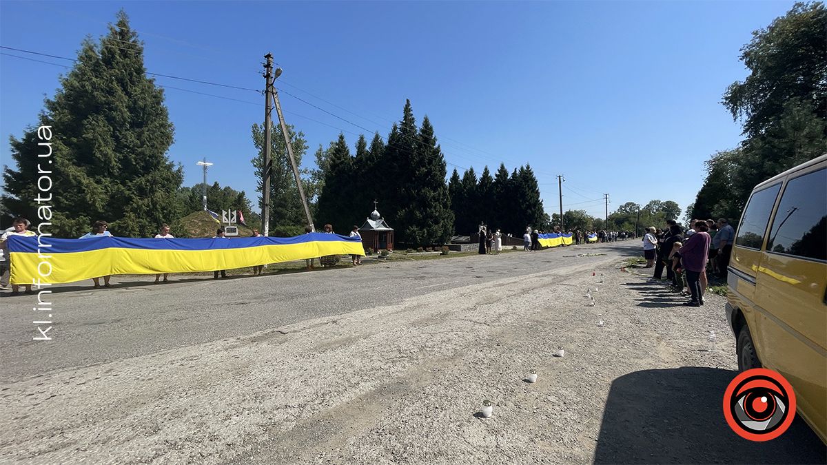 У Княждворі численна громада навколішки зустрічала Героя Максима Лесюка 7