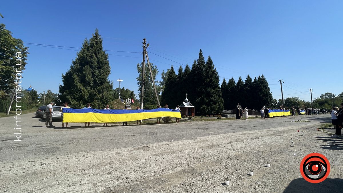 У Княждворі численна громада навколішки зустрічала Героя Максима Лесюка 3