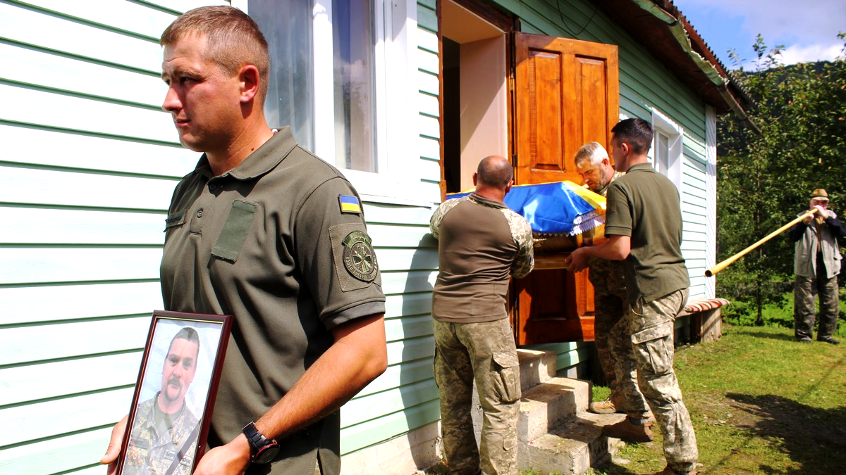 У Делятині попрощалися із загиблим захисником Орестом Римаруком. Без батька залишилися дві донечки 2