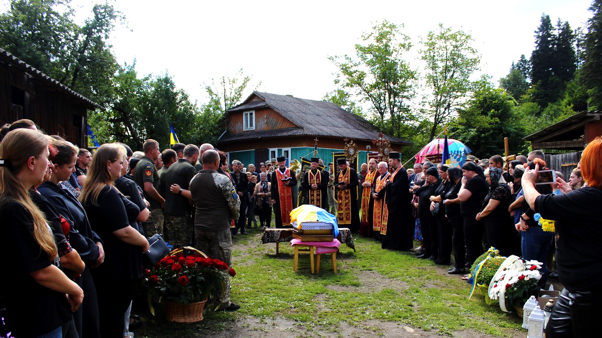 У Делятині попрощалися із загиблим захисником Орестом Римаруком. Без батька залишилися дві донечки 3