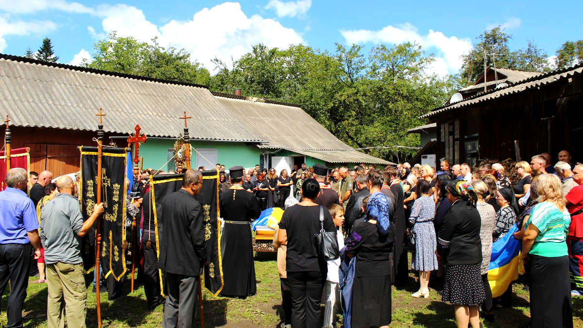 У Делятині попрощалися із загиблим захисником Орестом Римаруком. Без батька залишилися дві донечки 4