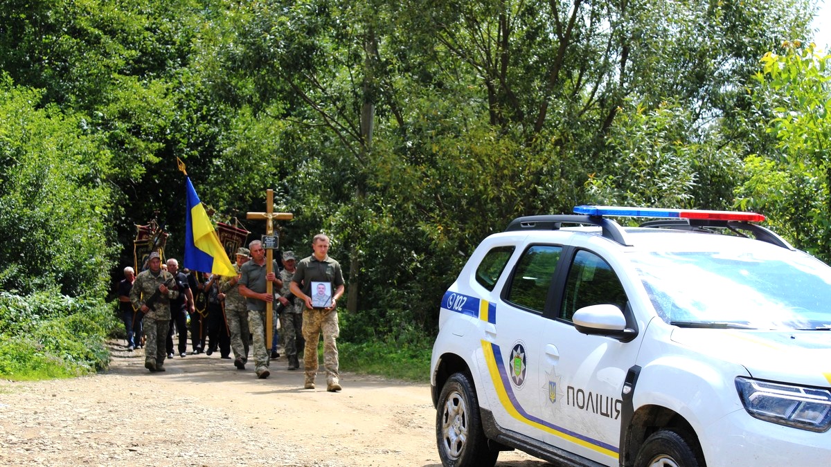 У Делятині попрощалися із загиблим захисником Орестом Римаруком. Без батька залишилися дві донечки 5
