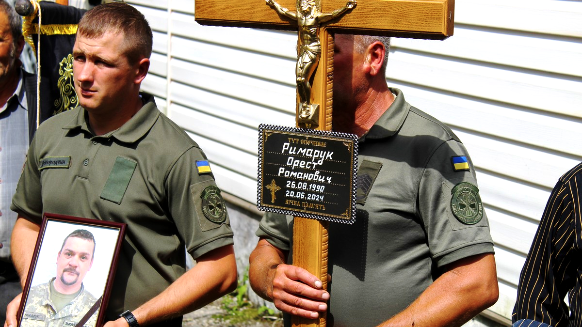У Делятині попрощалися із загиблим захисником Орестом Римаруком. Без батька залишилися дві донечки