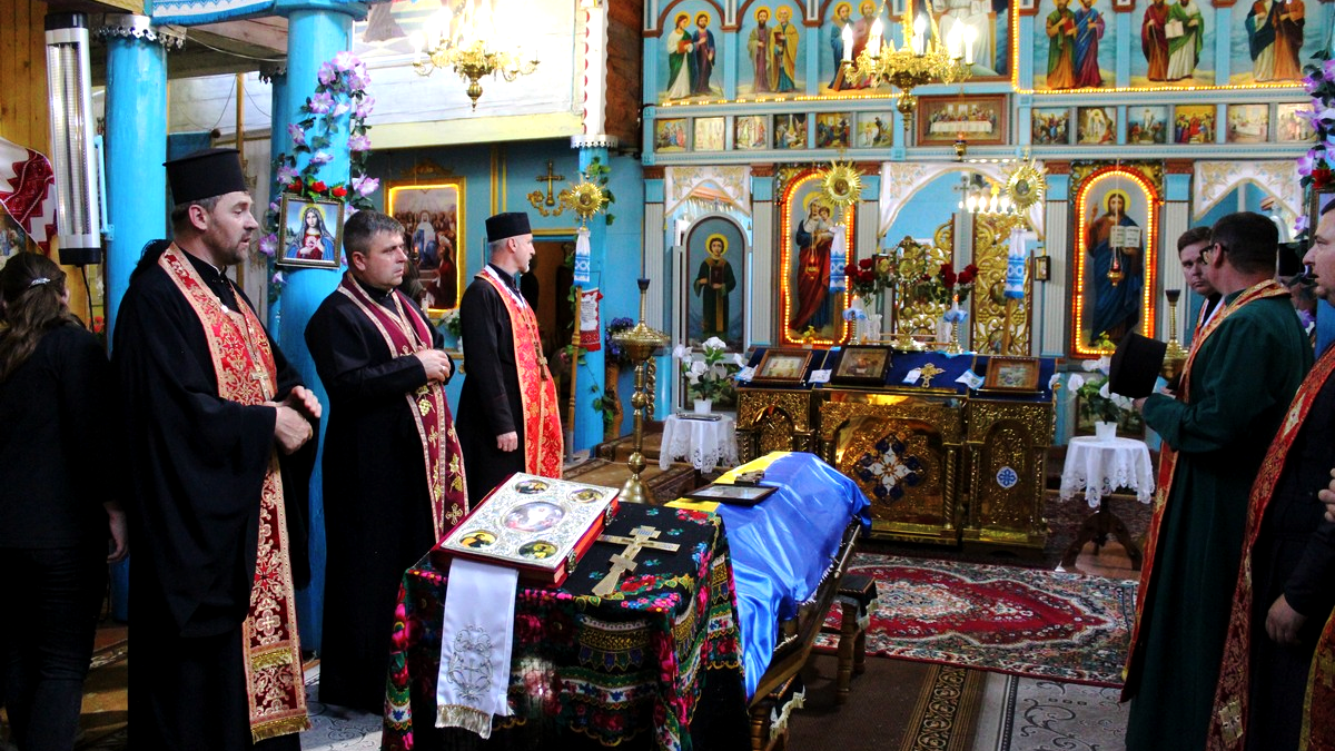 У Делятині попрощалися із загиблим захисником Орестом Римаруком. Без батька залишилися дві донечки 6