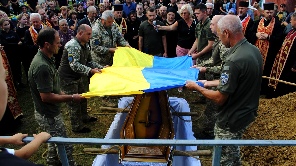 У Делятині попрощалися із загиблим захисником Орестом Римаруком. Без батька залишилися дві донечки 7