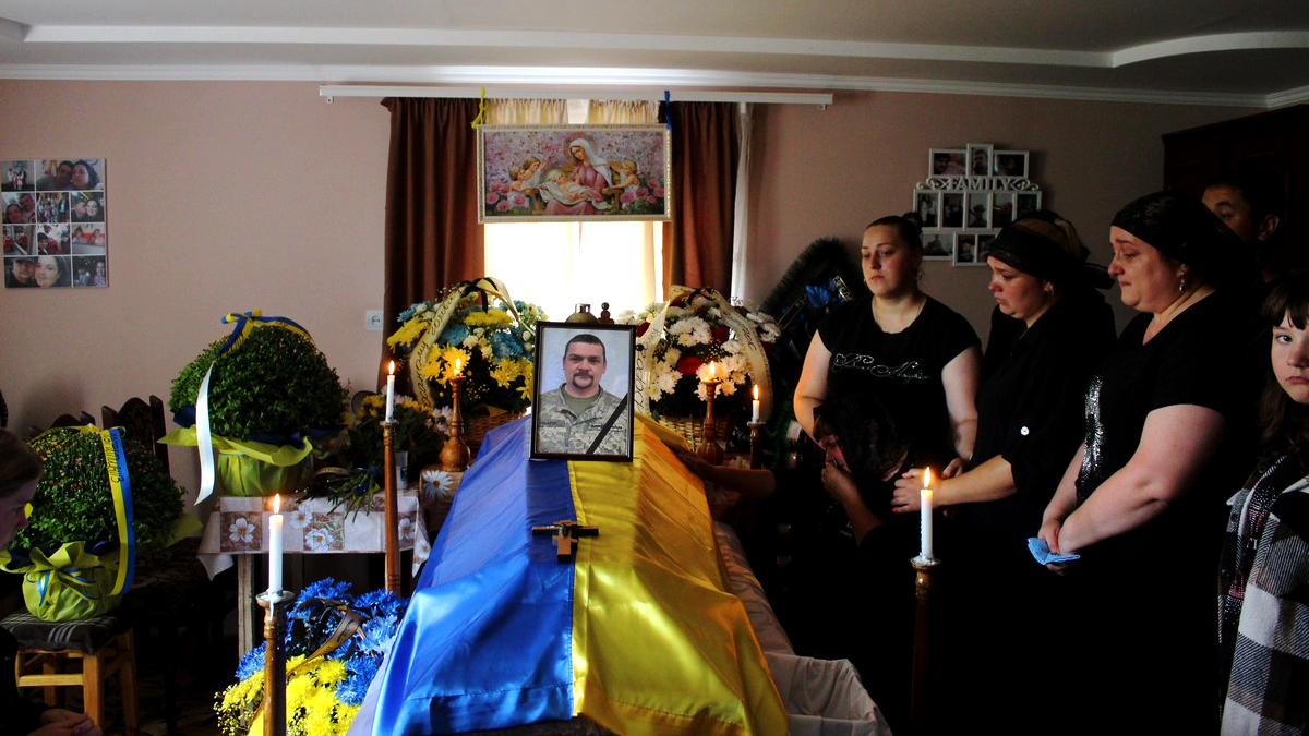 У Делятині попрощалися із загиблим захисником Орестом Римаруком. Без батька залишилися дві донечки 1