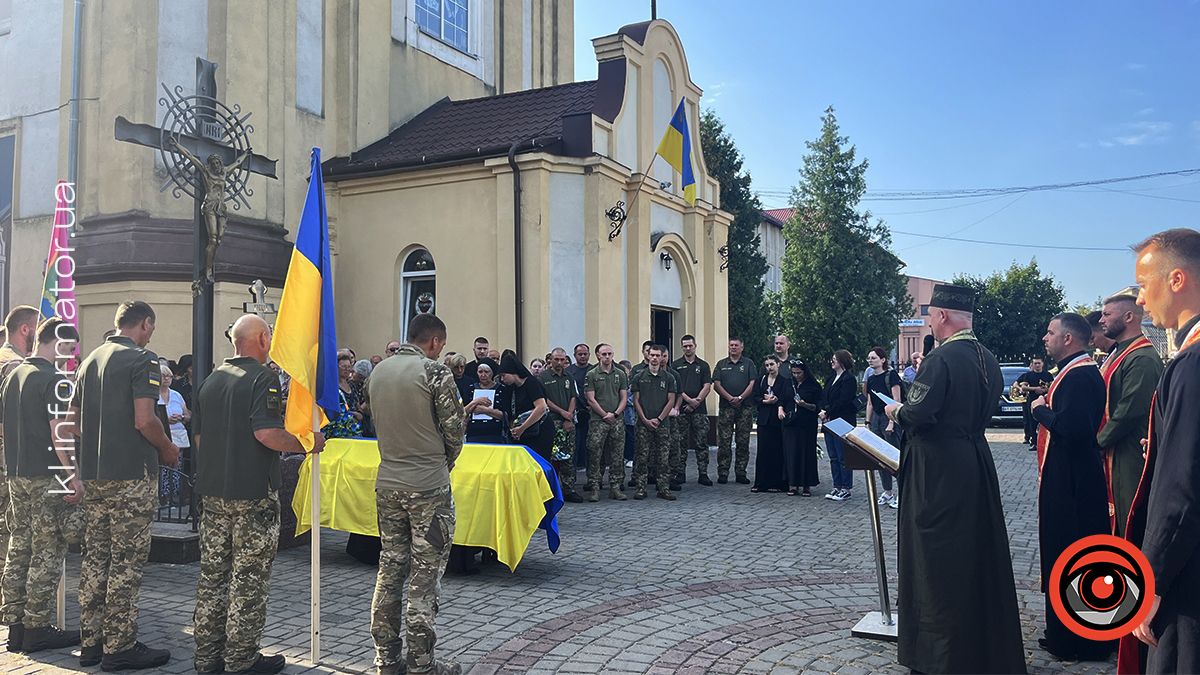 У Коломиї в останню дорогу провели молодого захисника Данила Нечволода 2