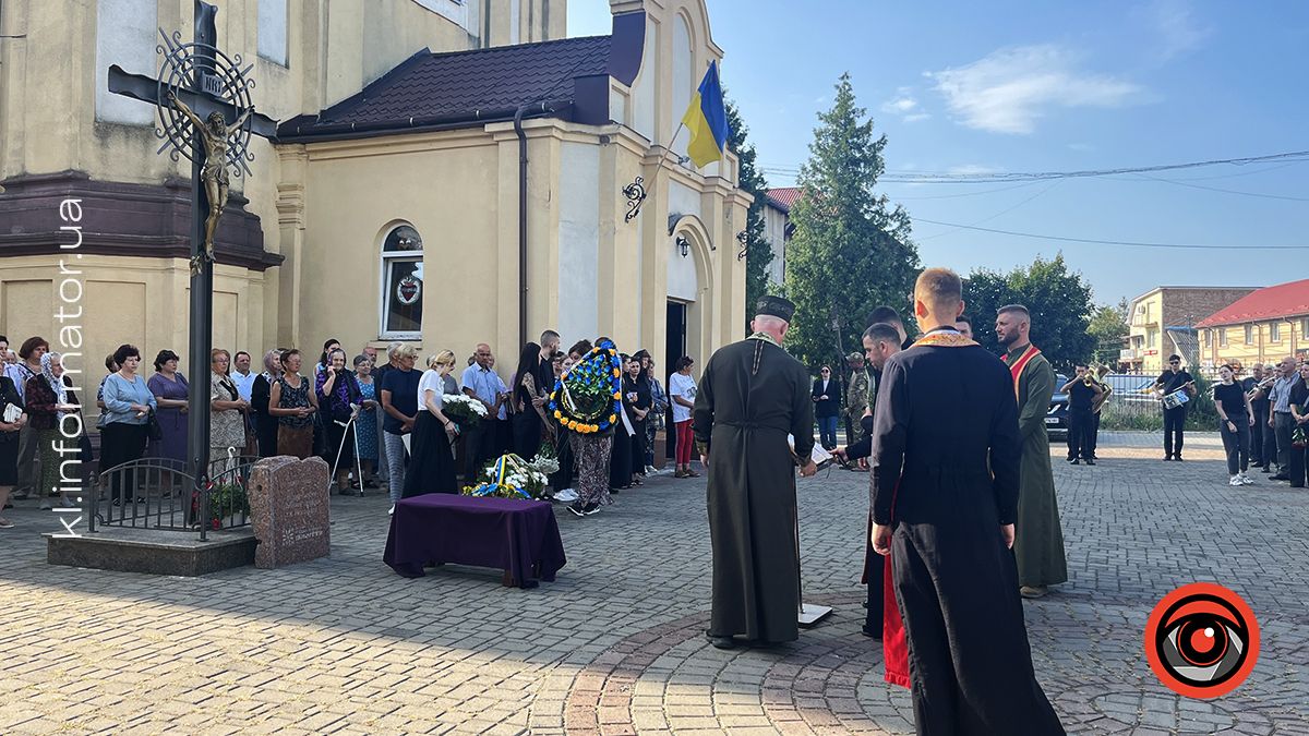 У Коломиї в останню дорогу провели молодого захисника Данила Нечволода 1