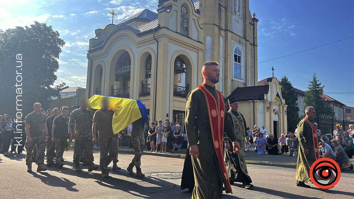 У Коломиї в останню дорогу провели молодого захисника Данила Нечволода