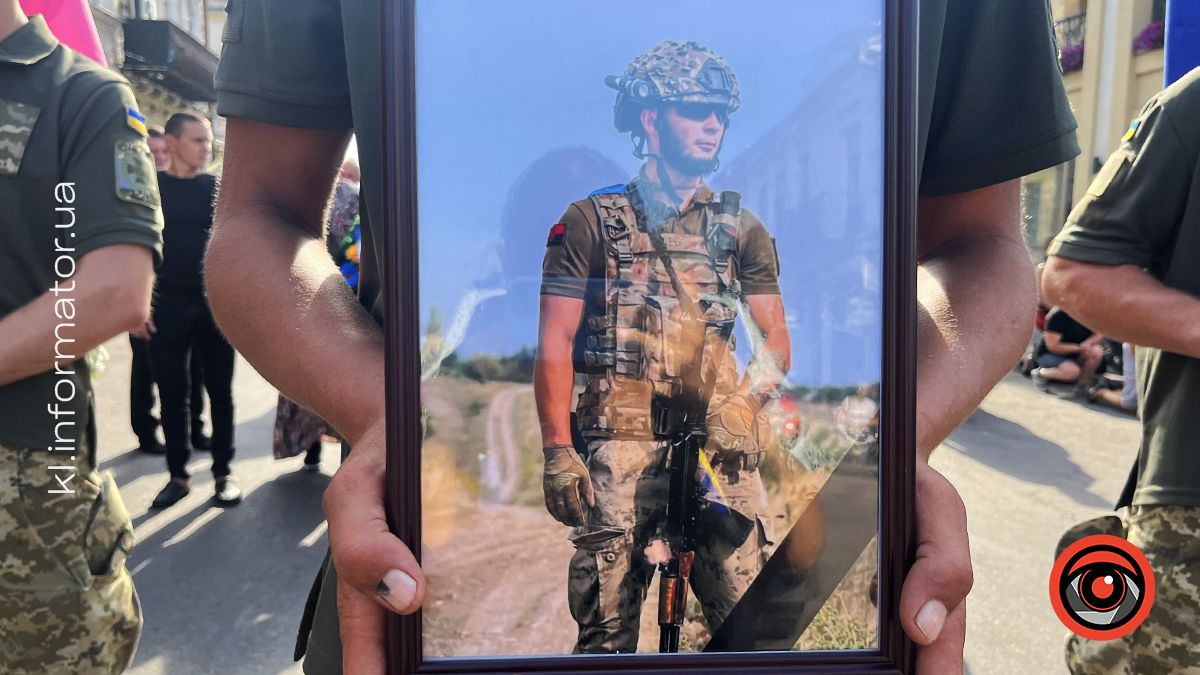 У Коломиї в останню дорогу провели молодого захисника Данила Нечволода 7