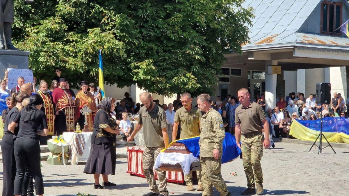 Громада Отинії провела в останню дорогу воїна Василя Назарука 2