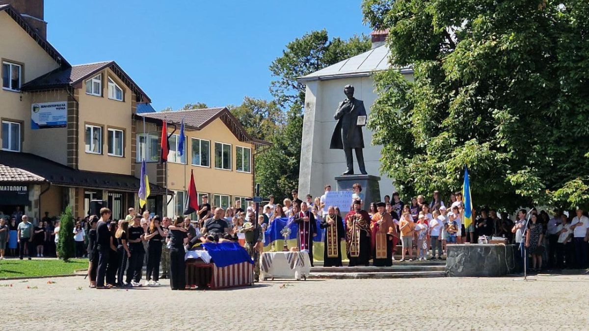 Громада Отинії провела в останню дорогу воїна Василя Назарука 1