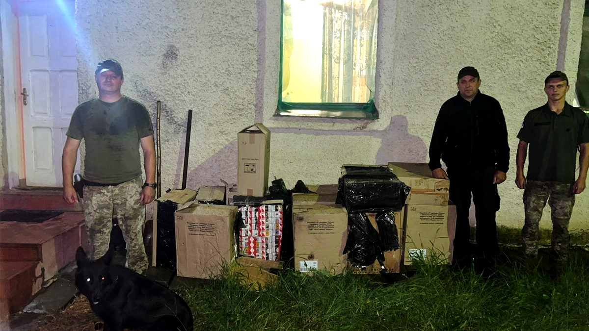 8500 пачок сигарет намагалися незаконно вивезти у Словаччину у...вантажному потягу 1