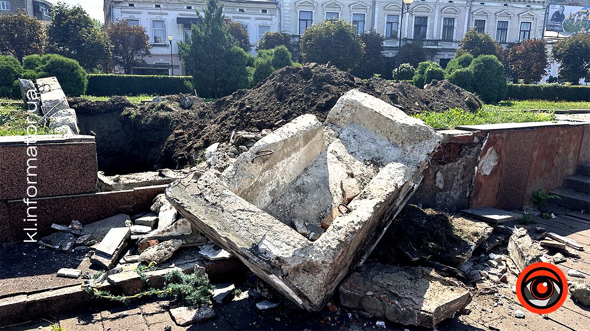 Ексгумація й пошукові роботи у центрі Коломиї: чому доруйновують площу Скорботи 1