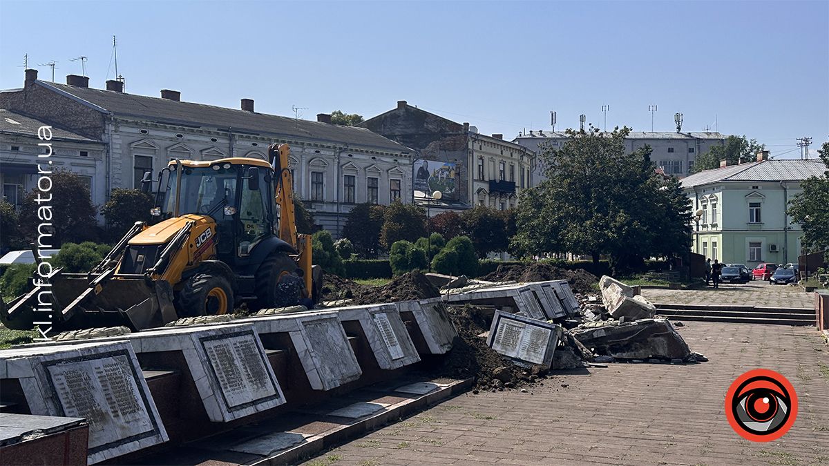 Ексгумація й пошукові роботи у центрі Коломиї: чому доруйновують площу Скорботи 2