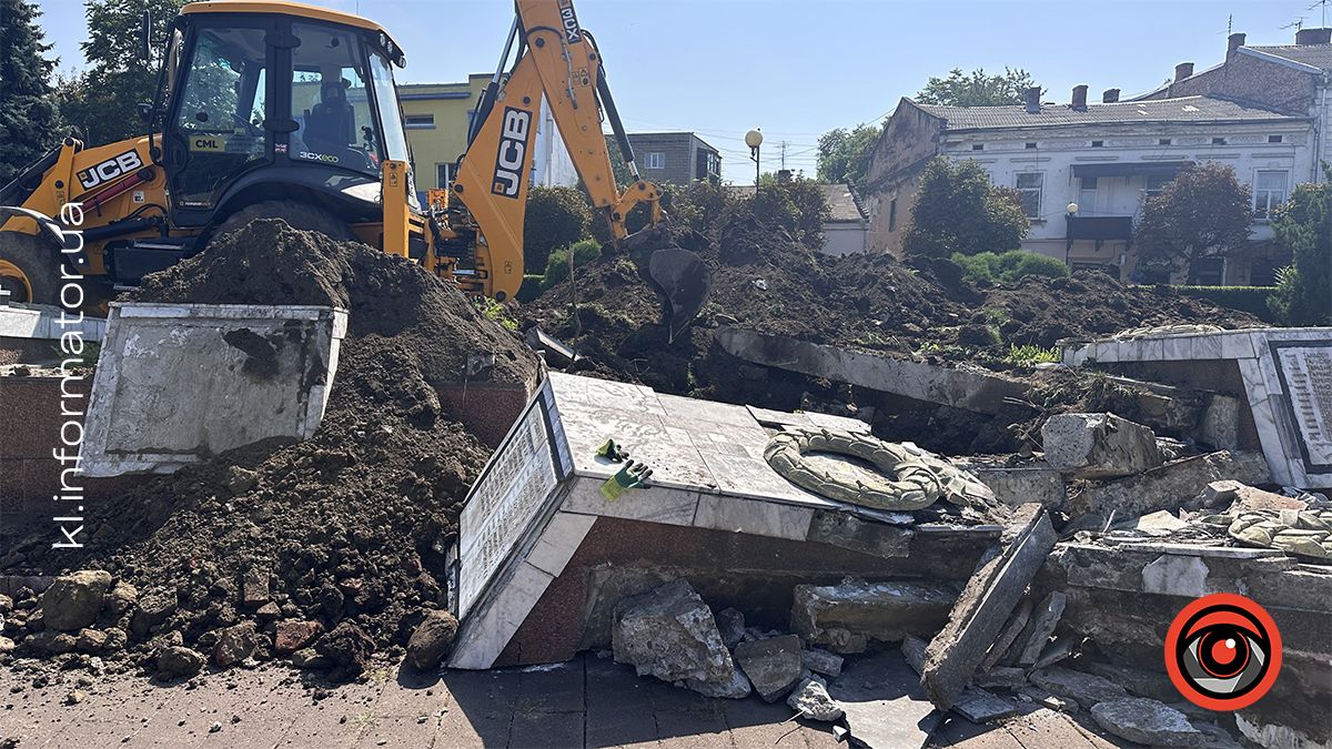 Ексгумація й пошукові роботи у центрі Коломиї: чому доруйновують площу Скорботи 4