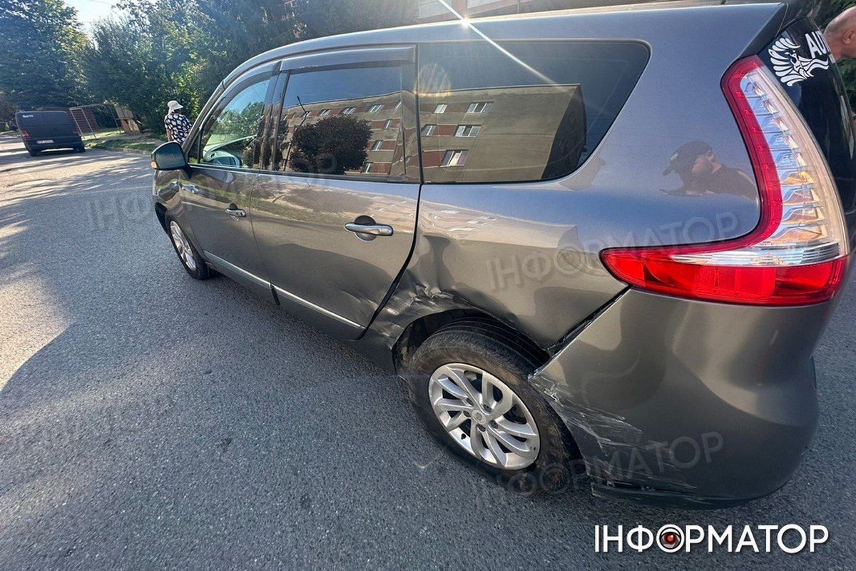 У Коломиї сталась ДТП на вул. Лисенка, водій втік з місця аварії 2