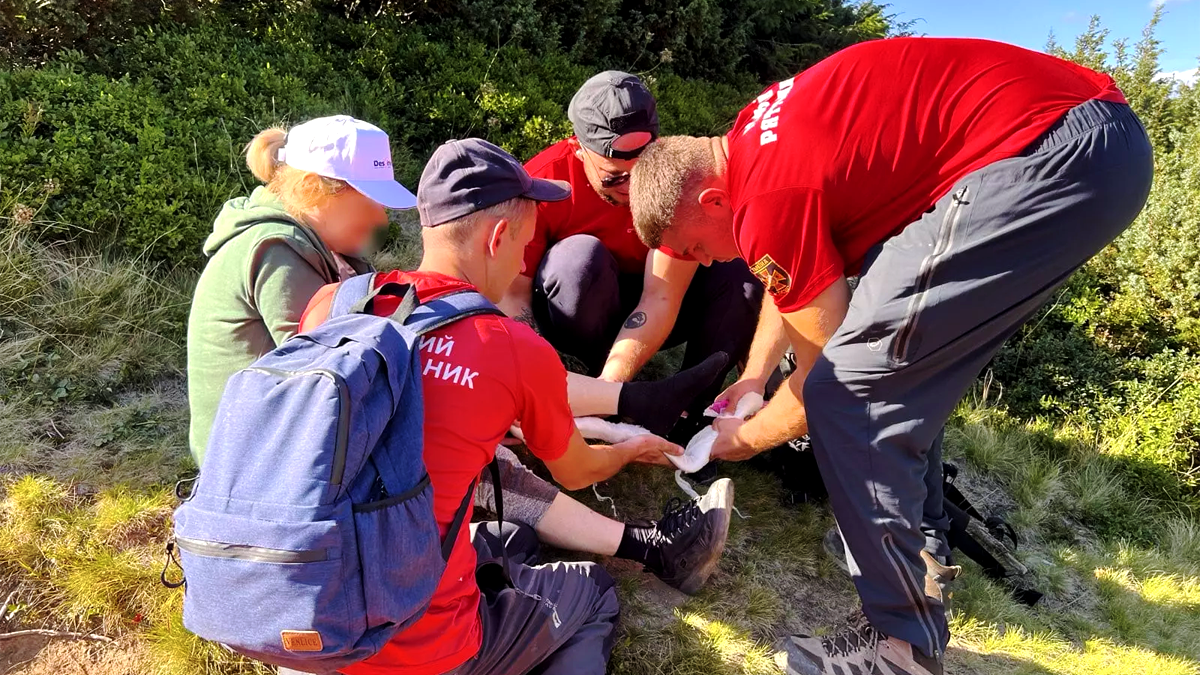 Жителька Молдови під час спуску з Говерли травмувала ногу 1