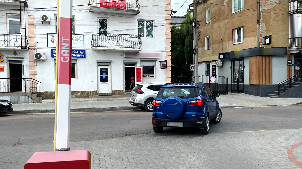 У Коломиї на вулиці Шухевича водій легковика поїхав проти руху 2