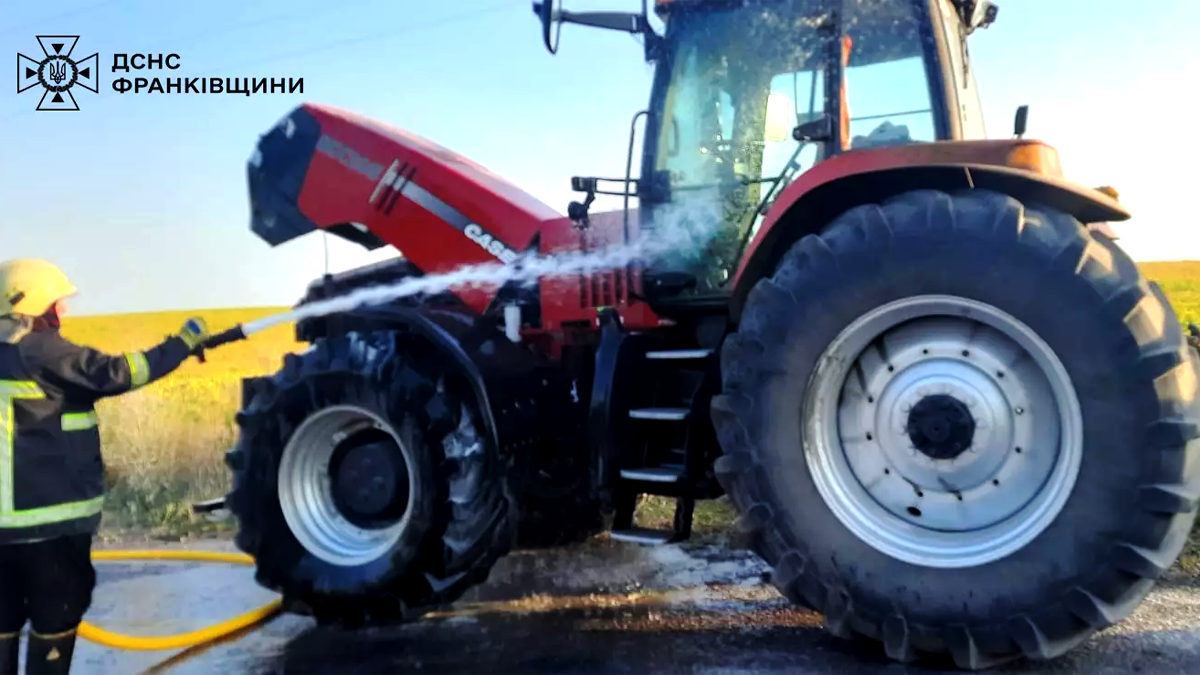 Неподалік Обертина на автодорозі загорівся трактор