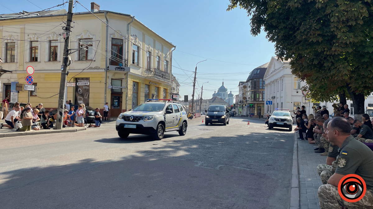 Коломия на колінах зустріла полеглого Героя Вишиванюка Миколу 1