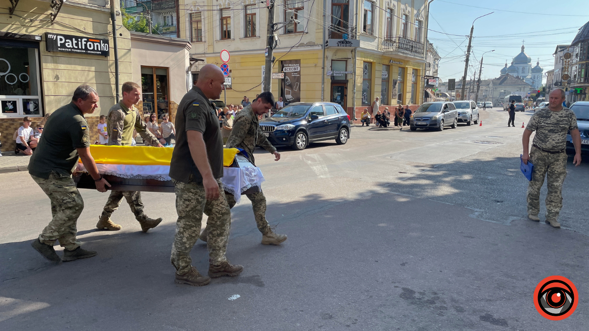 Коломия на колінах зустріла полеглого Героя Вишиванюка Миколу 2