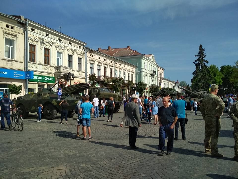 В очікуванні урочистостей з нагоди повернення додому 10-ї ОГШБР. 2018 р.Фото:Evgen Ivaniv