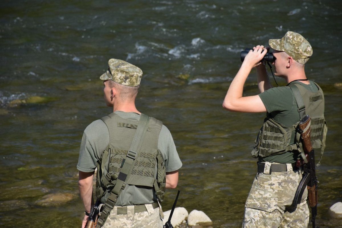 Перетин кордону в борг: прикордонники затримали чоловіків, які намагались переплисти Тису 1