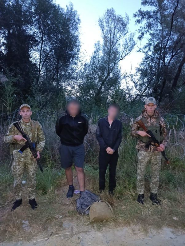 Перетин кордону в борг: прикордонники затримали чоловіків, які намагались переплисти Тису 2