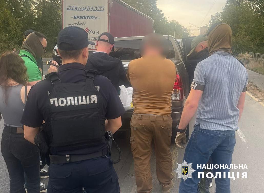 Трьох посадовців ТЦК на Прикарпатті спіймали на хабарях 3