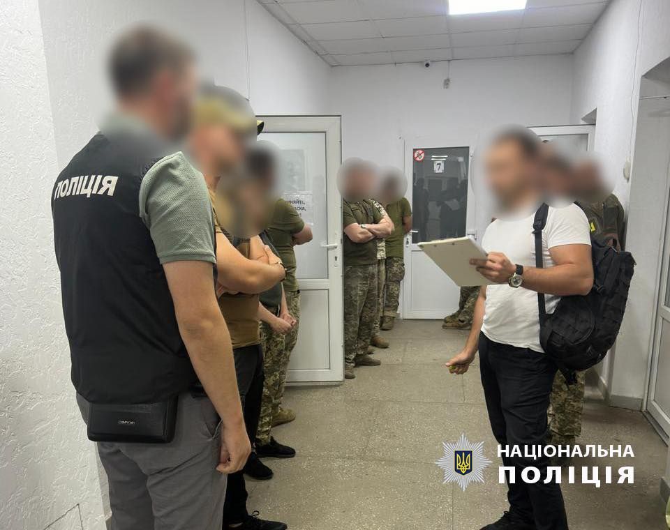 Трьох посадовців ТЦК на Прикарпатті спіймали на хабарях 1