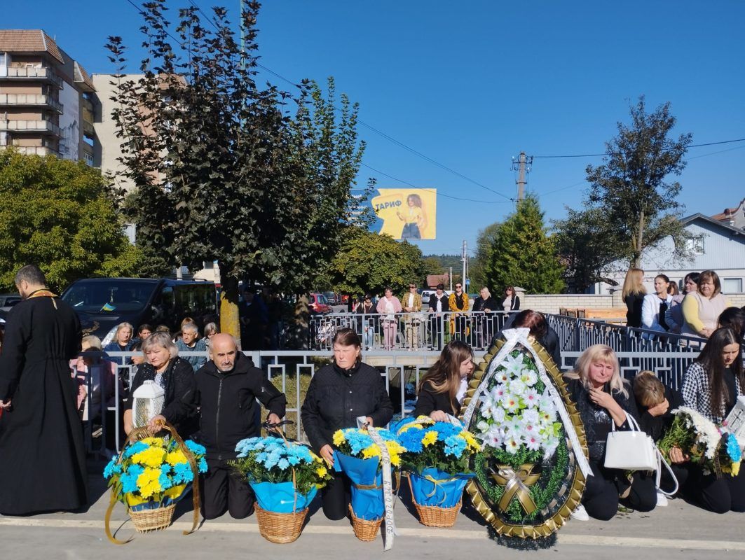 Надвірнянщина попрощалась із полеглим бійцем Дмитром Гандзюком 5