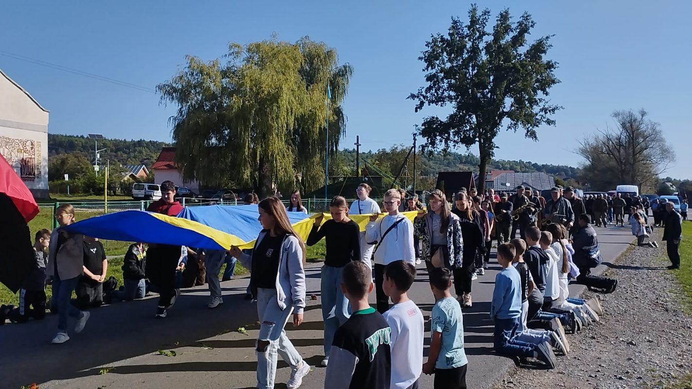 Надвірнянщина попрощалась із полеглим бійцем Дмитром Гандзюком 6