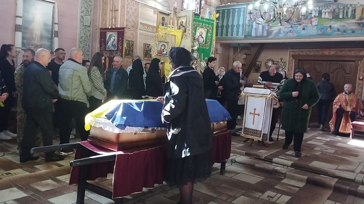 Надвірнянщина попрощалась із полеглим бійцем Дмитром Гандзюком 8