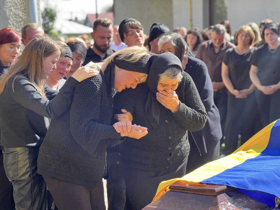 Отинійська громада попрощалась з Героєм Любомиром Гулієм 1