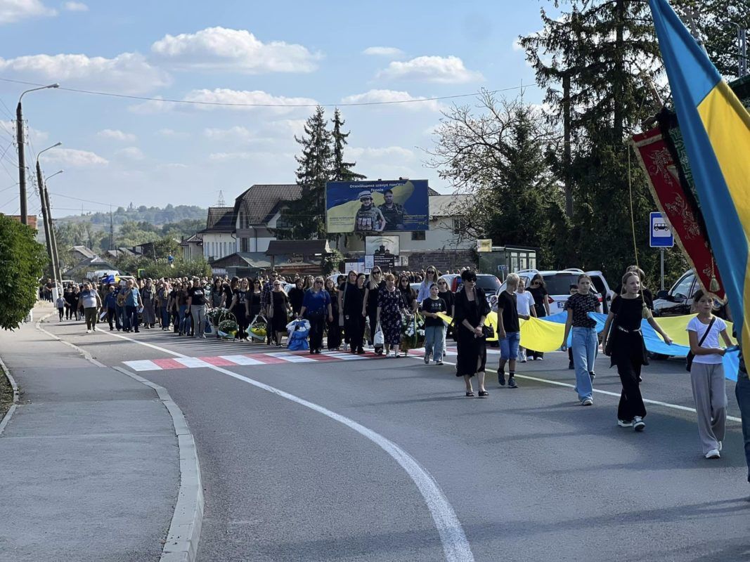 Отинійська громада попрощалась з Героєм Любомиром Гулієм 2