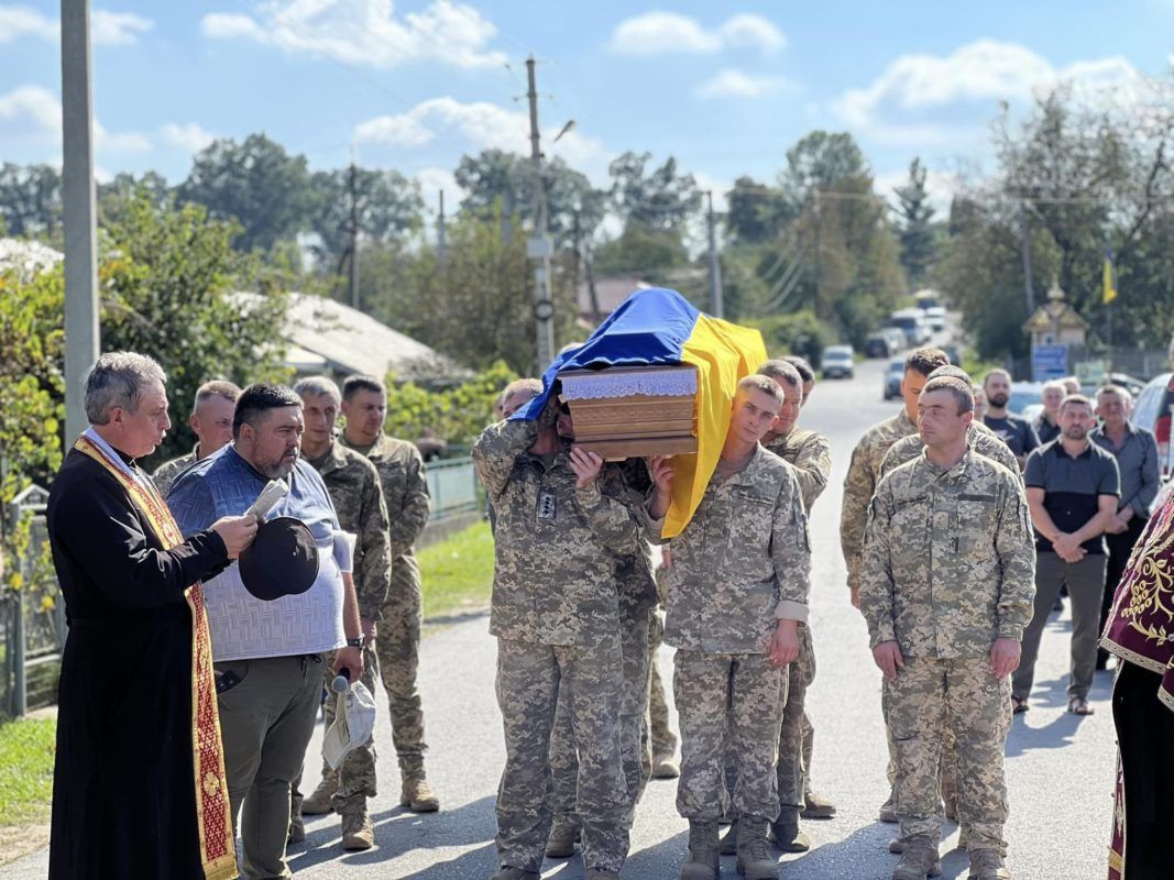 Отинійська громада попрощалась з Героєм Любомиром Гулієм 4