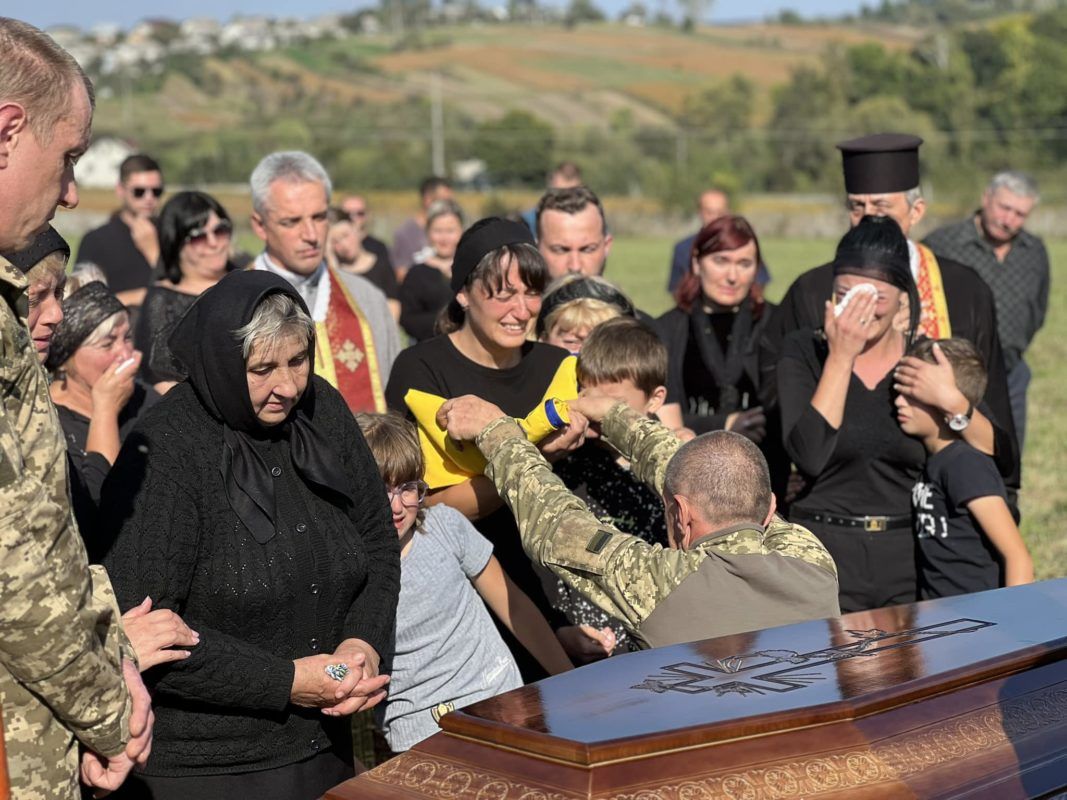 Отинійська громада попрощалась з Героєм Любомиром Гулієм 5