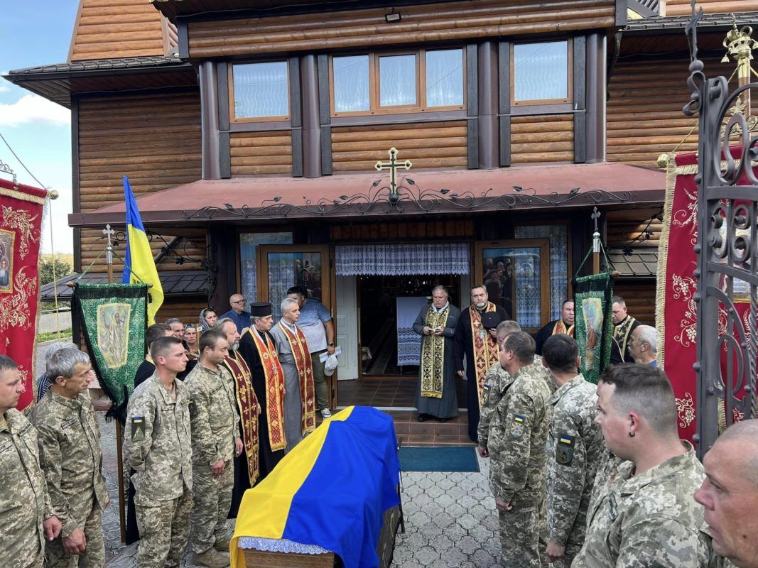 Отинійська громада попрощалась з Героєм Любомиром Гулієм 6