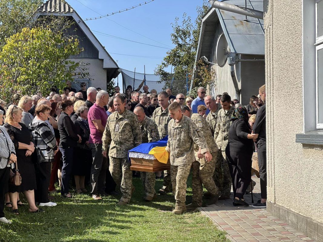 Отинійська громада попрощалась з Героєм Любомиром Гулієм 8