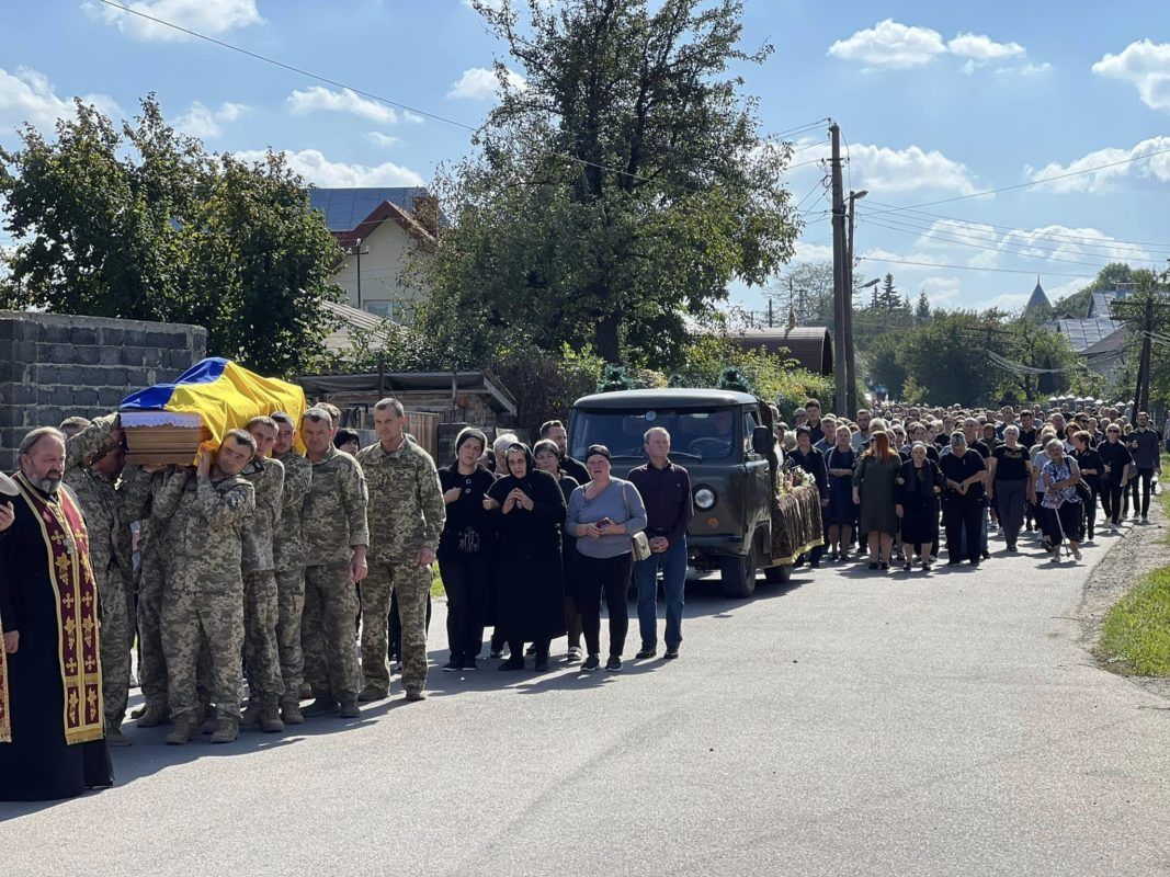 Отинійська громада попрощалась з Героєм Любомиром Гулієм 11
