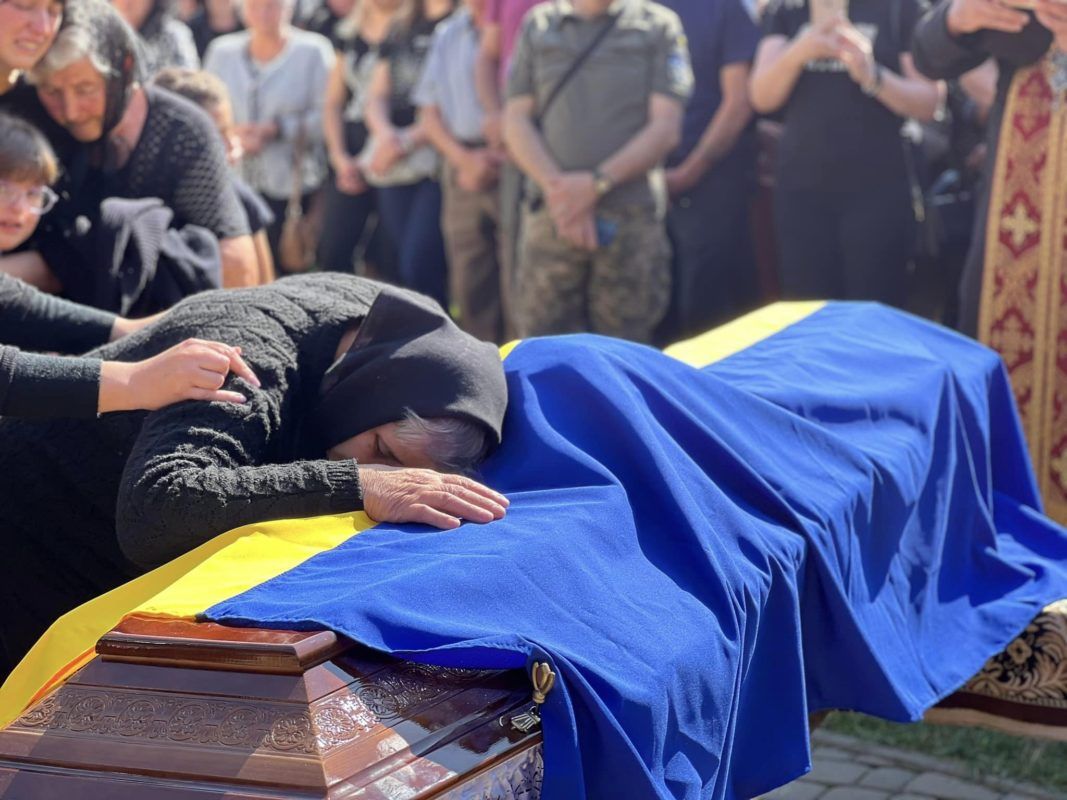 Отинійська громада попрощалась з Героєм Любомиром Гулієм 12