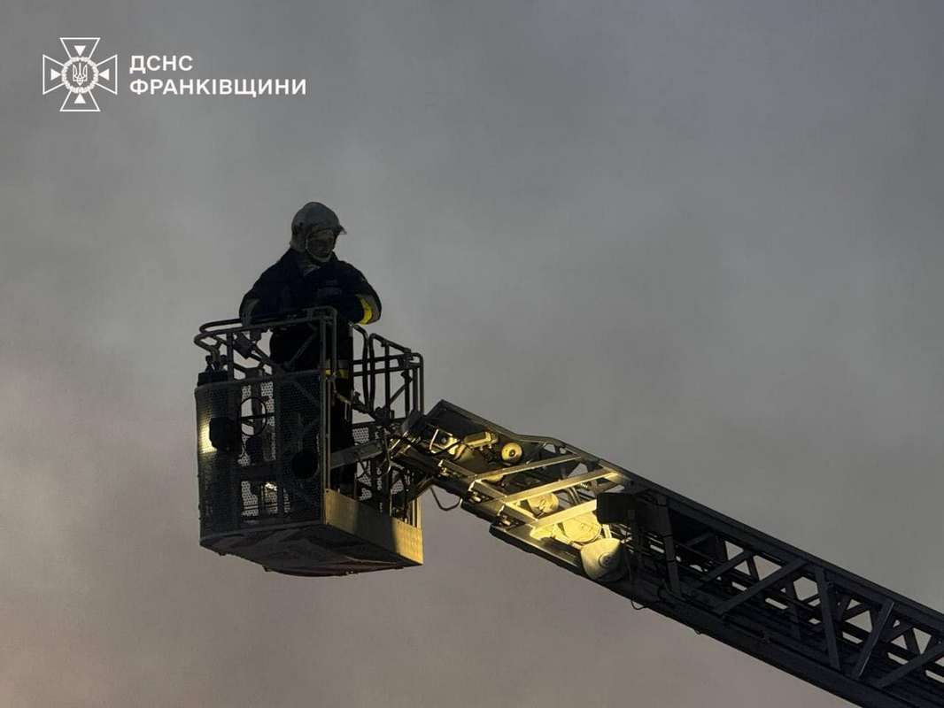 На Франківщині загасили пожежу, спричинену атакою ворожих дронів. ФОТО 4