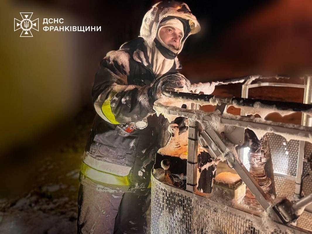 На Франківщині загасили пожежу, спричинену атакою ворожих дронів. ФОТО 6