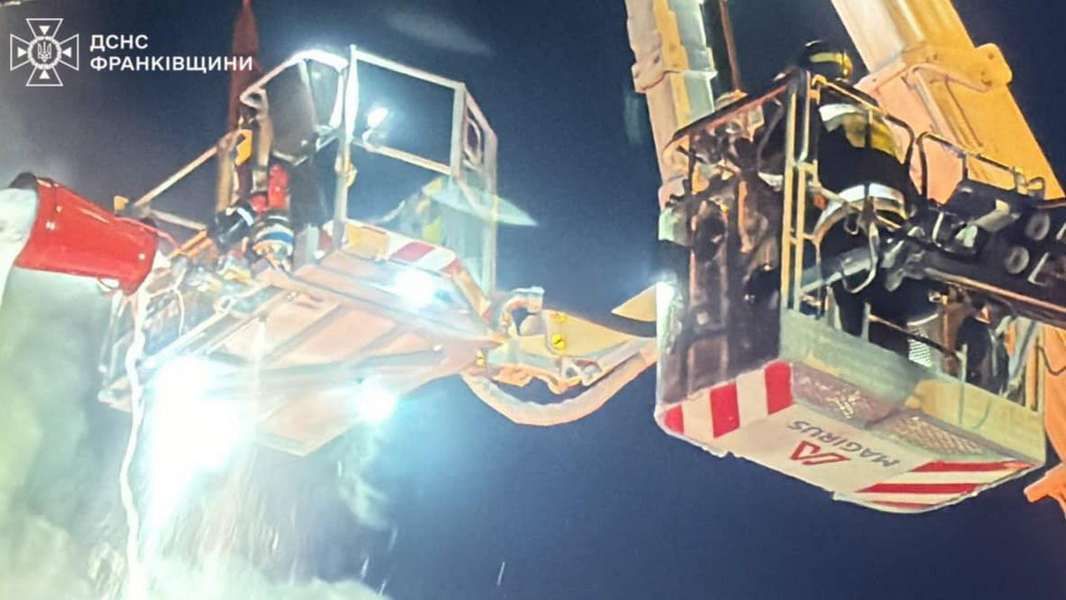 На Франківщині загасили пожежу, спричинену атакою ворожих дронів. ФОТО 2