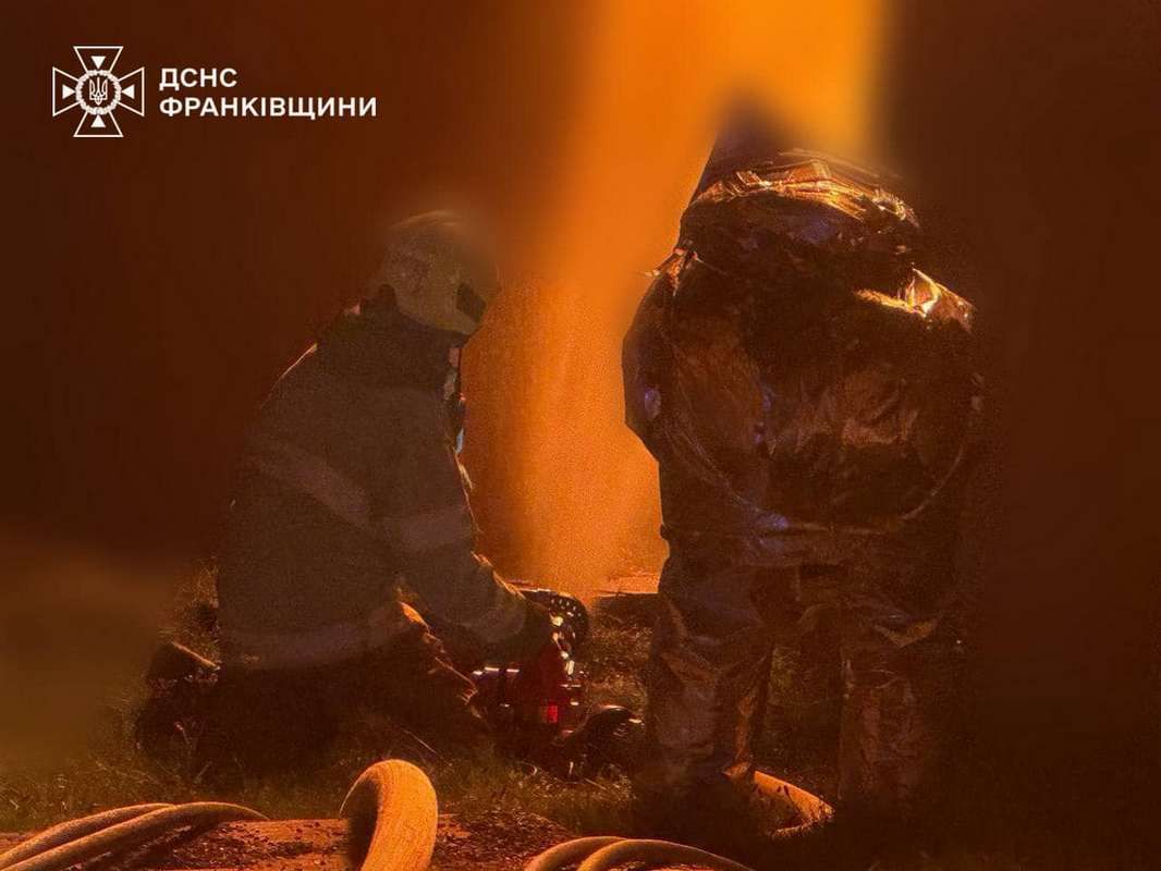 На Франківщині загасили пожежу, спричинену атакою ворожих дронів. ФОТО 1