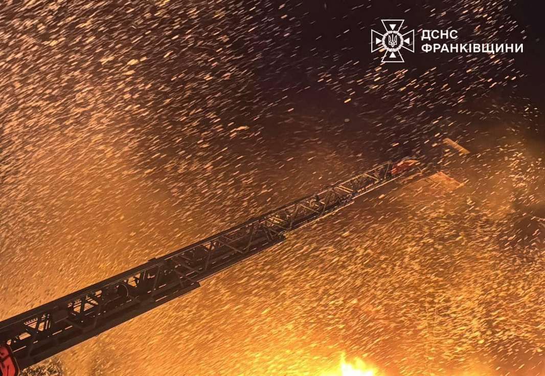 На Франківщині загасили пожежу, спричинену атакою ворожих дронів. ФОТО 5