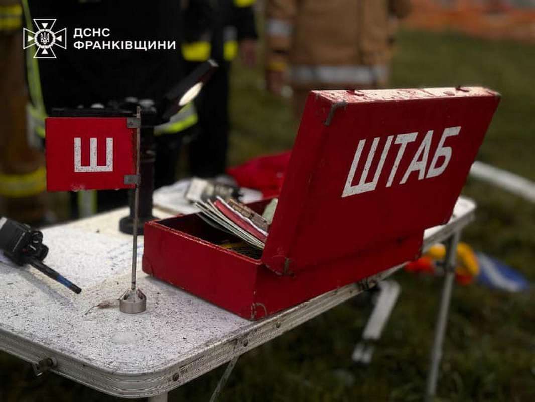 На Франківщині загасили пожежу, спричинену атакою ворожих дронів. ФОТО 3